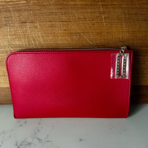 Dior New Red Beauty Pouch w/ Mini:
J’adore, Volume Mascara, Lash Primer Serum. - Picture 3 of 8